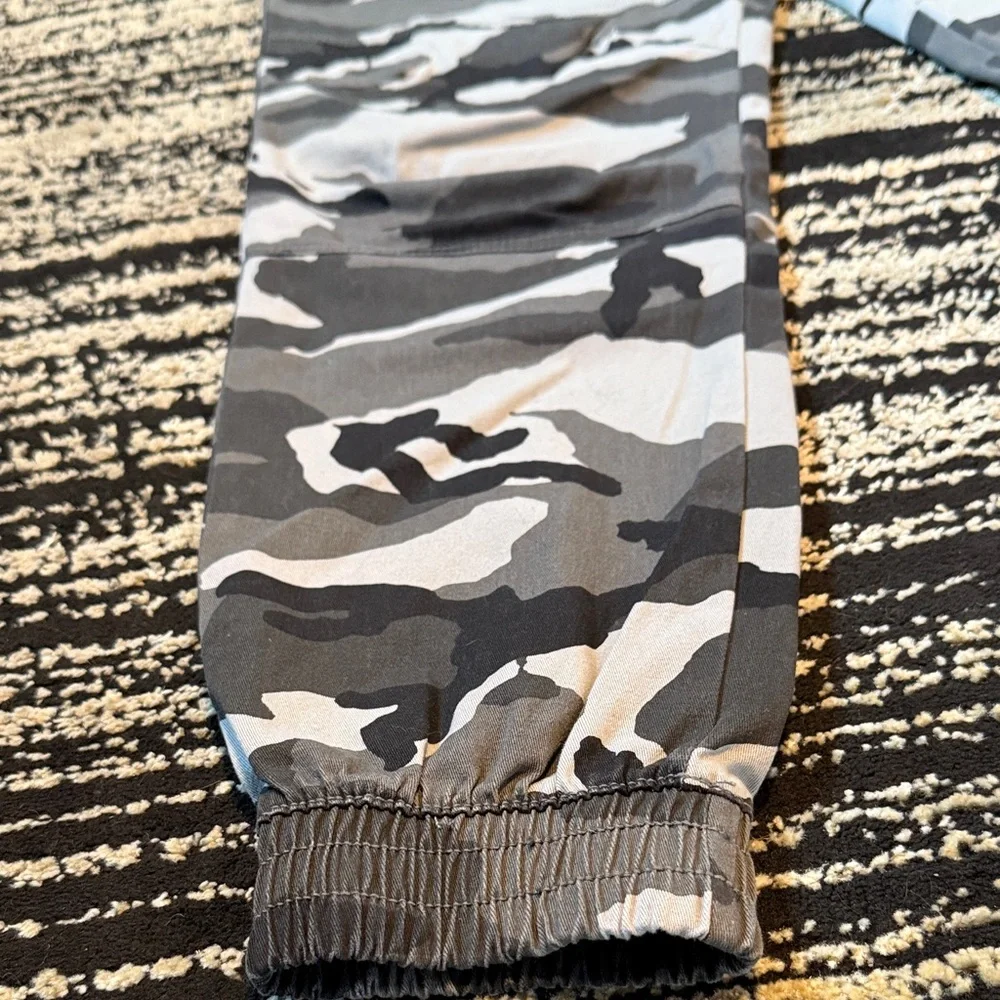 Ecko Unlimited Gray Camouflage Joggers - Picture 5 of 6